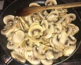 Foto del paso 1 de la receta: Salsa de champiñones al vino