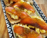 Foto del paso 3 de la receta: Mini tosta de salmón con huevo y cebolla