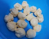 Foto langkah ke 4 dari resep Roti Isi Coklat Simple.