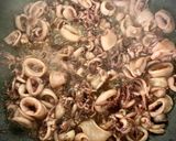 Foto del paso 2 de la receta Medallones de merluza con chipirones al aceite de ajo y perejil