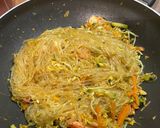 Foto del passaggio 4 della ricetta Spaghetti di soia con gamberi e curry