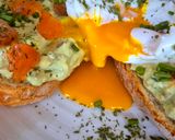 Une image de l'étape 5 de Tartines d'avocat toasts et son œuf poché au saumon.