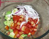 Foto del paso 2 de la receta Salpicón de aguacates con sardinillas