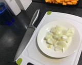 Foto del paso 2 de la receta: Crema vegana de zapallo, cebolla y zanahoria al curry