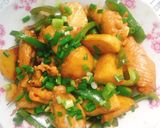 Hình bước làm 3 của món Cánh gà hầm khoai tây