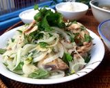 Hình bước làm 2 của món Gà bóp hành tây