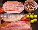 Foto del paso 5 de la receta: Filete de cojinova sentado en salsa de mariscos con su respectivo tacutacu de panamito