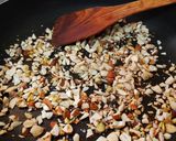 सुकामेवा गुलाब चिक्की (sukhamava gulab chikki recipe in marathi) रेसिपी स्टेप 2 फोटो 