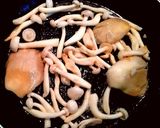 Foto del paso 3 de la receta: Paccheri con Setas a la mantequilla de albahaca