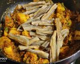 सुके बोंबील आणि बटाटा रस्सा (sukha bombil batata rassa recipe in marathi) रेसिपी स्टेप 5 फोटो 