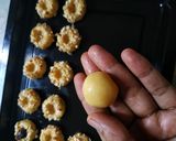 Foto langkah ke 4 dari resep Choco Cashew Thumbprint.