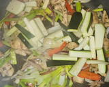 Foto del paso 5 de la receta: Cazuelita de arroz, verduras y pollo macerado