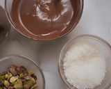 صورة لخطوة 2 من وصفة تمر محشي بالمكسرات مغطى بالشكولاتة 🍫