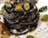 Foto del paso 5 de la receta: Espaguetis con tinta, y gambas con calabacín