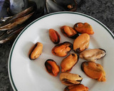 Foto del paso 4 de la receta: Mejillones con dos mayonesas y tierra de aceitunas negras