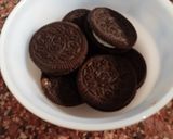 A picture of step 2 of Triple Layer Oreo Chocolate Shake.