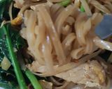 A picture of step 3 of Stir-Fried Rice Noodles with Black Soy Sauce (Pad See Ew).