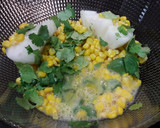 Foto del paso 3 de la receta: Tortitas de maíz y cilantro