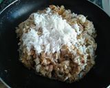 Foto del paso 9 de la receta Calamares relleno de gambas, jamón y verduras en su tinta