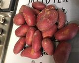 Une image de l'étape 1 de Salade de pommes de terre aux harengs, légumes et câpres.