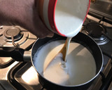 Foto del paso 2 de la receta: Blanca y radiante va la...(Merluza con salsa blanca gratinada)