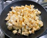 Une image de l'étape 9 de Navets boule d'or aux saucisses allemandes, bouillon de champignons et olives.