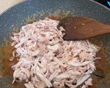 Foto langkah ke 2 dari resep Empal Suwir (Ayam) / Takir Bunga.