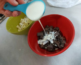 Foto del paso 3 de la receta: Ganache de chocolate negro y blanco para mojar fresas