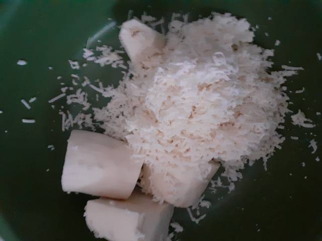 Langkah-langkah untuk membuat Resep Singkong goreng isi gula merah