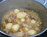 Hình bước làm 2 của món Thịt ba chỉ kho trứng cút