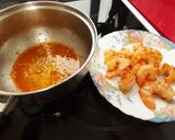 Foto del paso 2 de la receta Tomates rellenos de langostinos y surimi aderezados con mahonesa y aceite de marisco