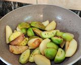 A picture of step 2 of Kakrol aloo sabzi.