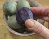 Foto del passaggio 1 della ricetta Patate viola al sale aromatizzato
