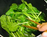 Hình bước làm 2 của món Cải bó xôi xào nấm🥬