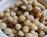 Foto del paso 3 de la receta: Ensalada con espinacas, garbanzos, salchicha alemana, boconccinos