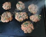 Une image de l'étape 7 de Galettes de porc épicées aux fanes de radis, herbes et tomate.