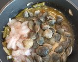Foto del paso 6 de la receta: Pez espada con gambas, almejas y espárragos