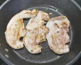 Foto del paso 3 de la receta Montadito de pavo, pimiento, tortilla y cebolla caramelizada