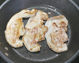 Foto del paso 3 de la receta: Montadito de pavo, pimiento, tortilla y cebolla caramelizada