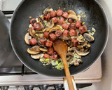 Foto del paso 2 de la receta: Penne rigatti con hongos portobello, salchicha parrillera y cebolla de verdeo