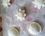 Foto del passaggio 3 della ricetta Stuzzichini per aperitivi o buffet con pasta sfoglia