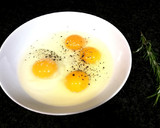 Foto del paso 2 de la receta: Tortilla jugosa de berenjena y queso al romero