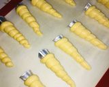 Foto langkah ke 6 dari resep Cream Vla Horn Bread.