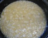 Foto del passaggio 5 della ricetta Risotto cacio,pere e cialda di Parmigiano