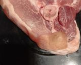 Foto del paso 1 de la receta: Bife grueso de cerdo (jamón) con salsa/puré de apio