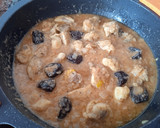 Foto del paso 3 de la receta: Pollo en salsa de tomate y ciruelas