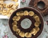 Foto del paso 8 de la receta: Budín de chocolate relleno de banana, choco, almendras y crema