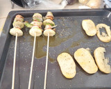 Foto del paso 2 de la receta: Brochetas de verduras al horno con papas asadas