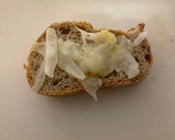 Foto del paso 3 de la receta: Tostadas al horno con cebolla fresca y mahonesa
