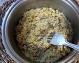 Foto del paso 2 de la receta Revuelto de quinoa con gulas y espárragos verde en conserva